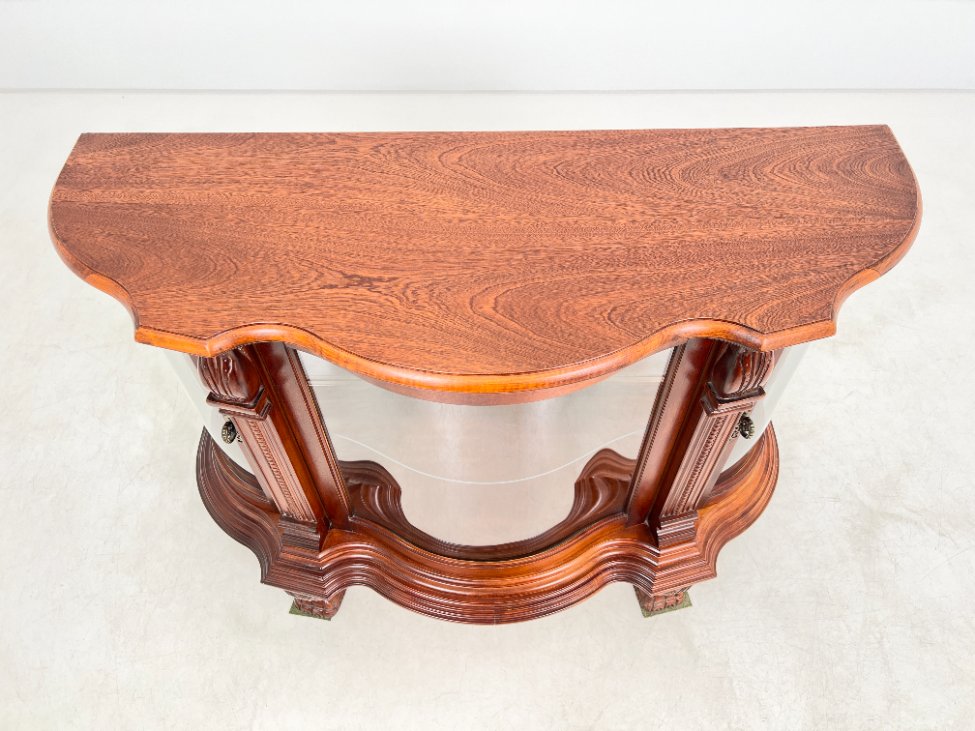 HK1303-vitrinos-5 “Pulaski Furniture” raudonmedžio vitrinėlė gaubtais šonais, su apšvietimu 48x122x87 cm