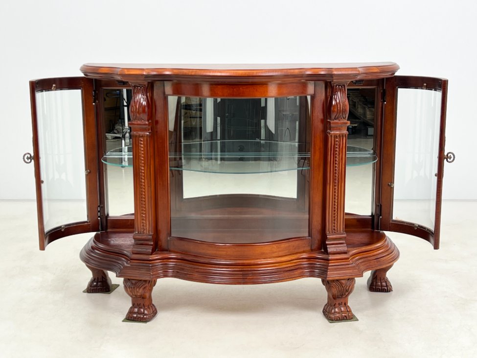 HK1303-vitrinos-6 “Pulaski Furniture” raudonmedžio vitrinėlė gaubtais šonais, su apšvietimu 48x122x87 cm