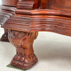 “Pulaski Furniture” raudonmedžio vitrinėlė gaubtais šonais, su apšvietimu 48x122x87 cm