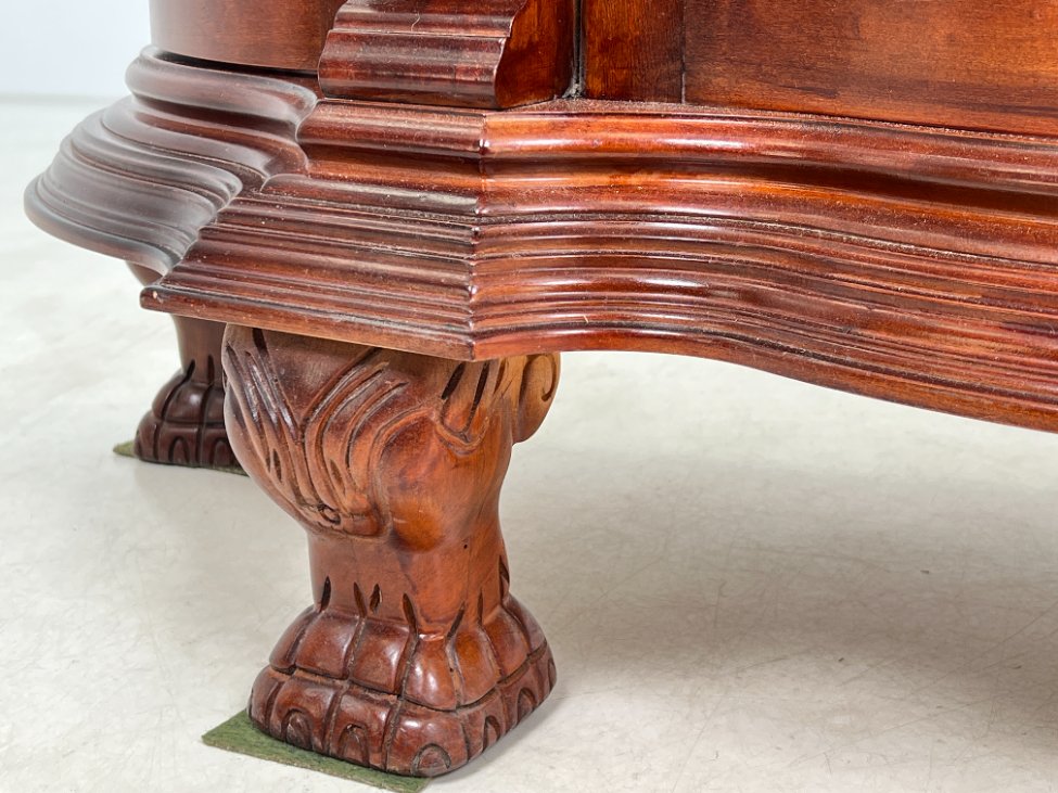 HK1303-vitrinos-7 “Pulaski Furniture” raudonmedžio vitrinėlė gaubtais šonais, su apšvietimu 48x122x87 cm