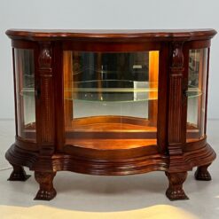 “Pulaski Furniture” raudonmedžio vitrinėlė gaubtais šonais, su apšvietimu 48x122x87 cm