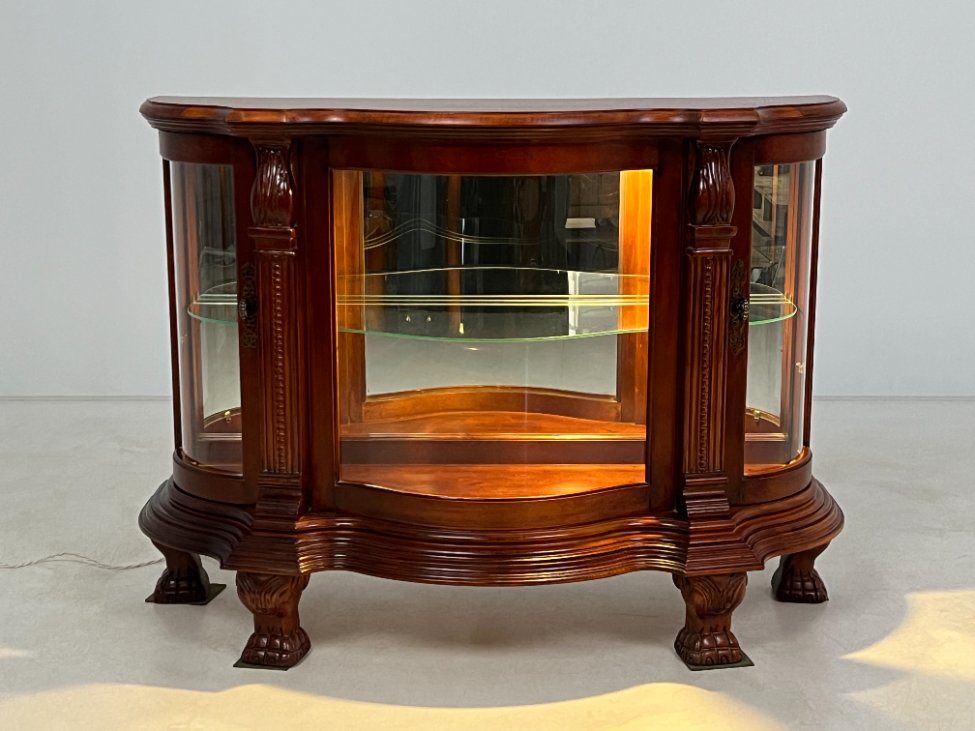 HK1303-vitrinos-8 “Pulaski Furniture” raudonmedžio vitrinėlė gaubtais šonais, su apšvietimu 48x122x87 cm