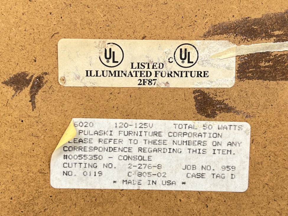HK1303-vitrinos-9 “Pulaski Furniture” raudonmedžio vitrinėlė gaubtais šonais, su apšvietimu 48x122x87 cm