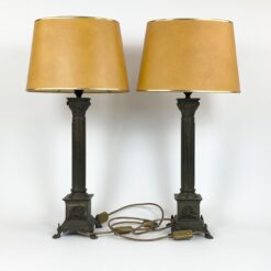 Žalvariniai staliniai šviestuvai kartono gaubtais 2 vnt. komplektas 33x22x65 cm