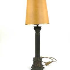 Žalvariniai staliniai šviestuvai kartono gaubtais 2 vnt. komplektas 33x22x65 cm
