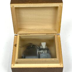 Šveicariška “Mapsa” muzikinė dėžutė 7×8,5×6,5 cm