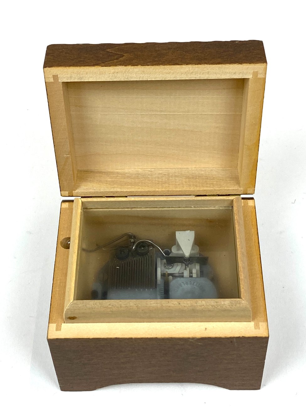 HK1315-irankiai-prietaisai-3 Šveicariška “Mapsa” muzikinė dėžutė 7×8,5×6,5 cm