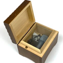 Šveicariška “Mapsa” muzikinė dėžutė 7×8,5×6,5 cm