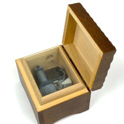 Šveicariška “Mapsa” muzikinė dėžutė 7×8,5×6,5 cm