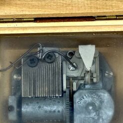 Šveicariška “Mapsa” muzikinė dėžutė 7×8,5×6,5 cm