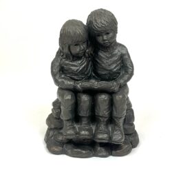 Keramikinė Geert Kunen statula, vaizduojanti du vaikus su knyga 9x14x19 cm