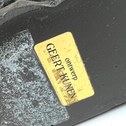 Keramikinė Geert Kunen statula, vaizduojanti du vaikus su knyga 9x14x19 cm