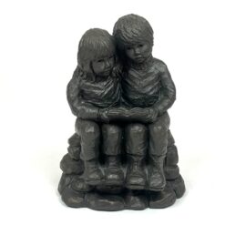 Keramikinė Geert Kunen statula, vaizduojanti du vaikus su knyga 9x14x19 cm