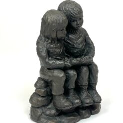 Keramikinė Geert Kunen statula, vaizduojanti du vaikus su knyga 9x14x19 cm