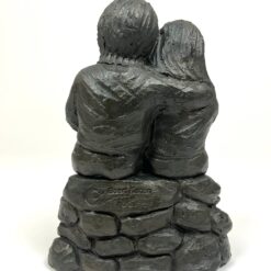 Keramikinė Geert Kunen statula, vaizduojanti du vaikus su knyga 9x14x19 cm