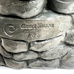 Keramikinė Geert Kunen statula, vaizduojanti du vaikus su knyga 9x14x19 cm