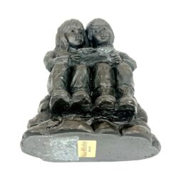 Keramikinė Geert Kunen statula, vaizduojanti du vaikus su knyga 9x14x19 cm