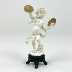 Plastikinė lėkštėmis grojančio angelo statulėlė 4,5x8,5x15 cm