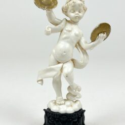 Plastikinė lėkštėmis grojančio angelo statulėlė 4,5×8,5×15 cm