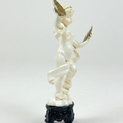 Plastikinė lėkštėmis grojančio angelo statulėlė 4,5×8,5×15 cm