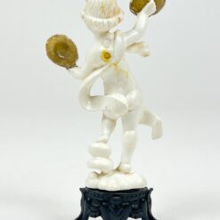 Plastikinė lėkštėmis grojančio angelo statulėlė 4,5×8,5×15 cm