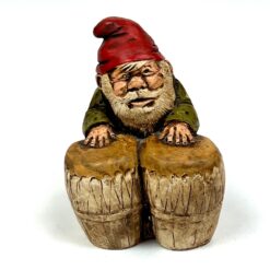 Polirezino statula "Būgnais grojantis gnomas" 5x5,5x7 cm