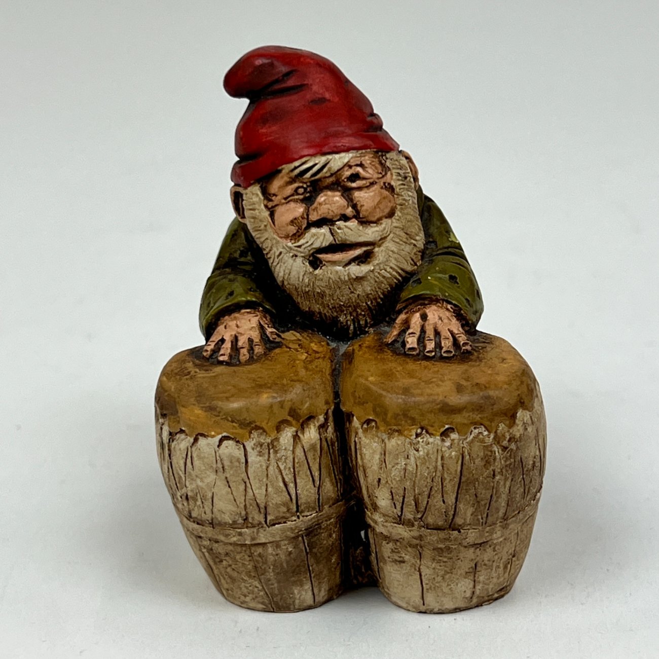 HK1357-kitokios-skulpturos-1 Polirezino statula “Būgnais grojantis gnomas” 5×5,5×7 cm