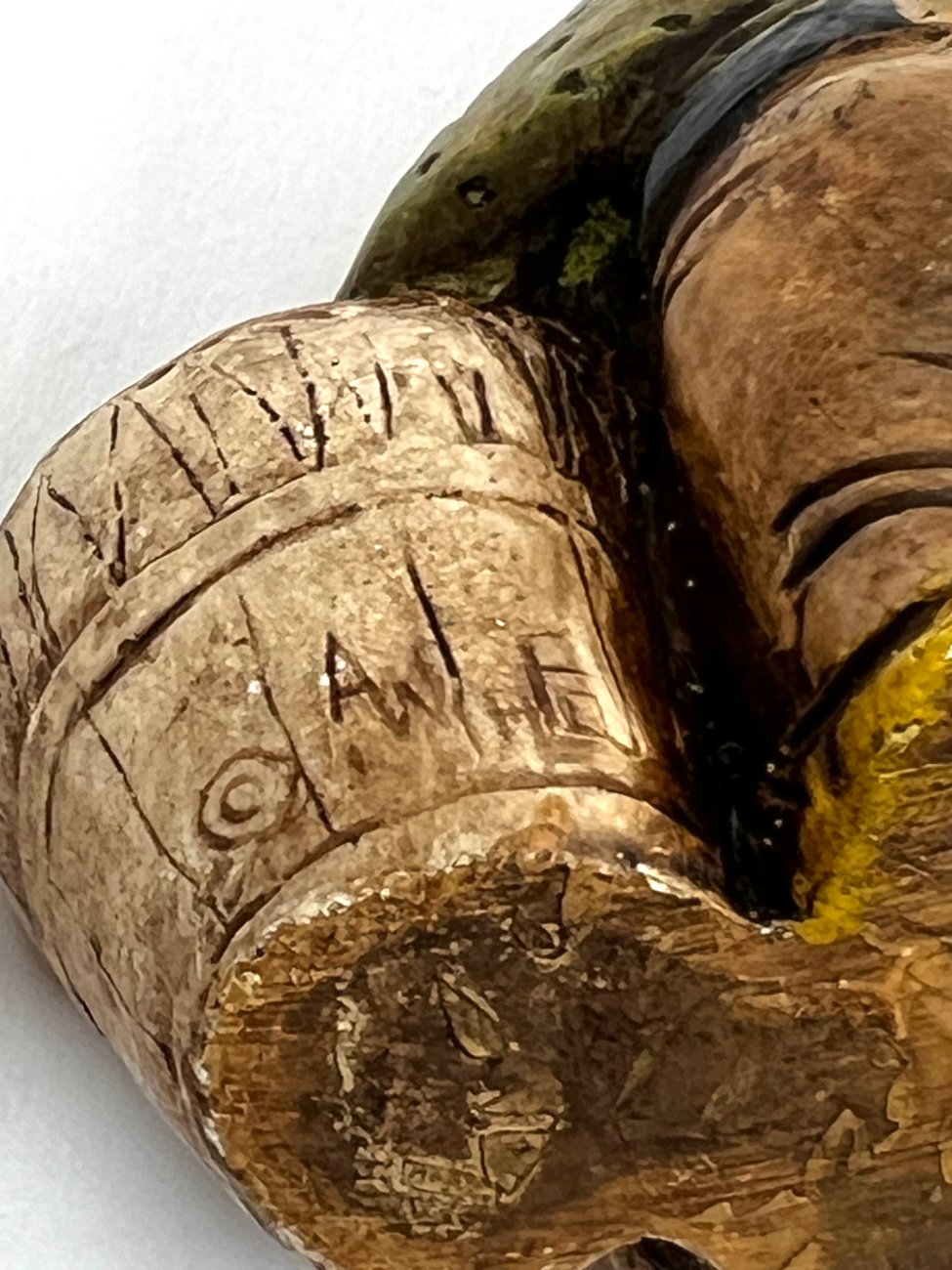 HK1357-kitokios-skulpturos-10 Polirezino statula “Būgnais grojantis gnomas” 5×5,5×7 cm