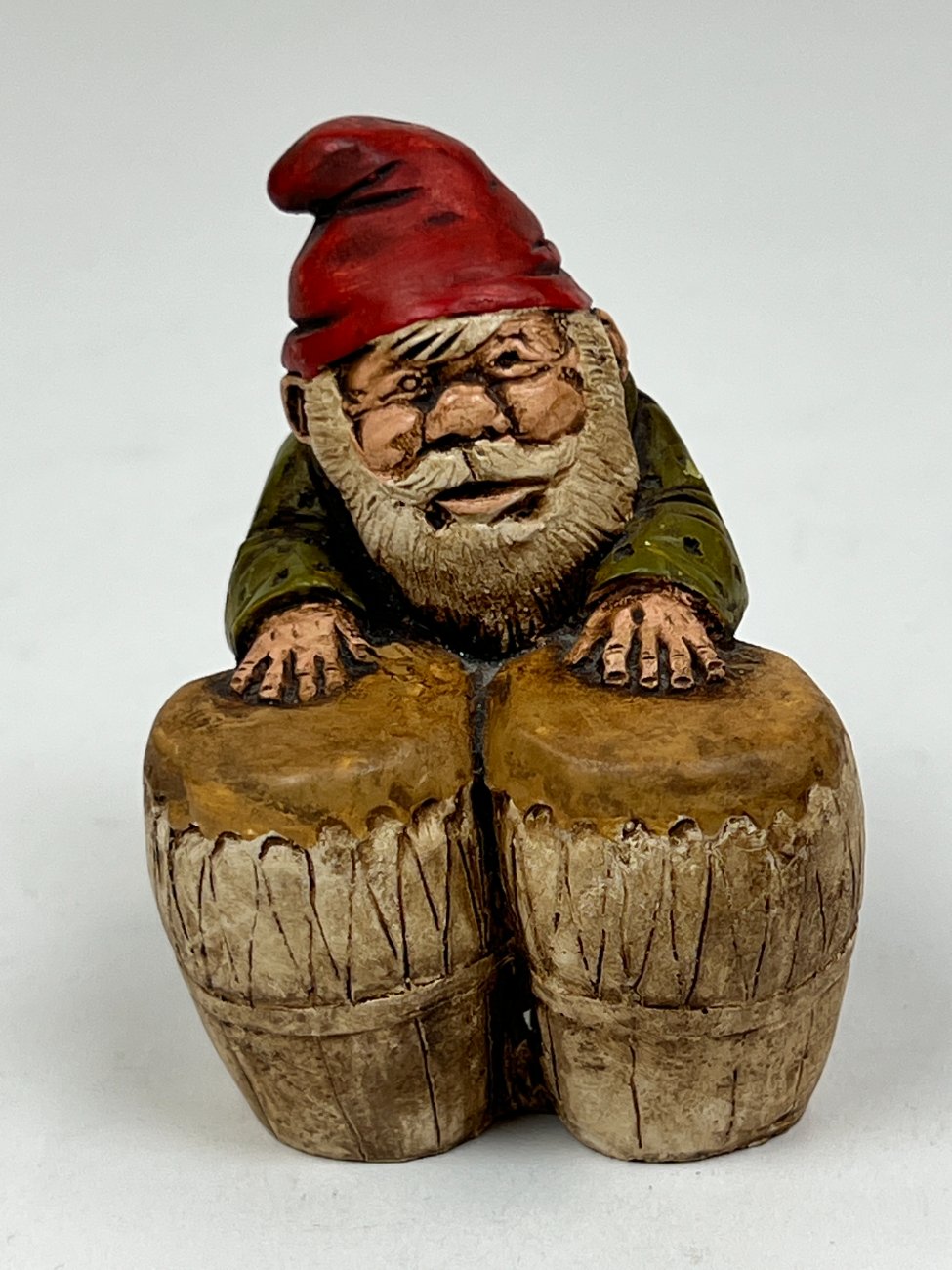 HK1357-kitokios-skulpturos-2 Polirezino statula “Būgnais grojantis gnomas” 5×5,5×7 cm