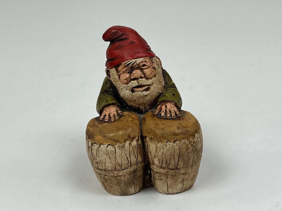 HK1357-kitokios-skulpturos-3 Polirezino statula “Būgnais grojantis gnomas” 5×5,5×7 cm