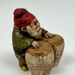 Polirezino statula “Būgnais grojantis gnomas” 5×5,5×7 cm