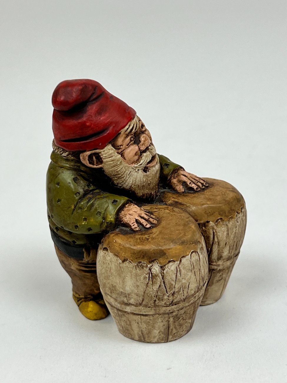 HK1357-kitokios-skulpturos-4 Polirezino statula “Būgnais grojantis gnomas” 5×5,5×7 cm