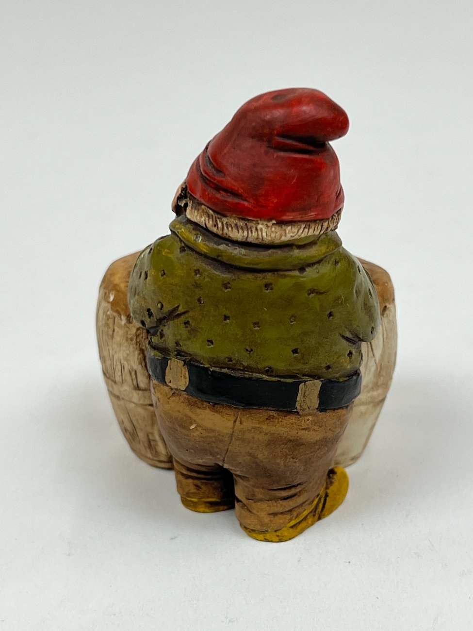 HK1357-kitokios-skulpturos-6 Polirezino statula “Būgnais grojantis gnomas” 5×5,5×7 cm