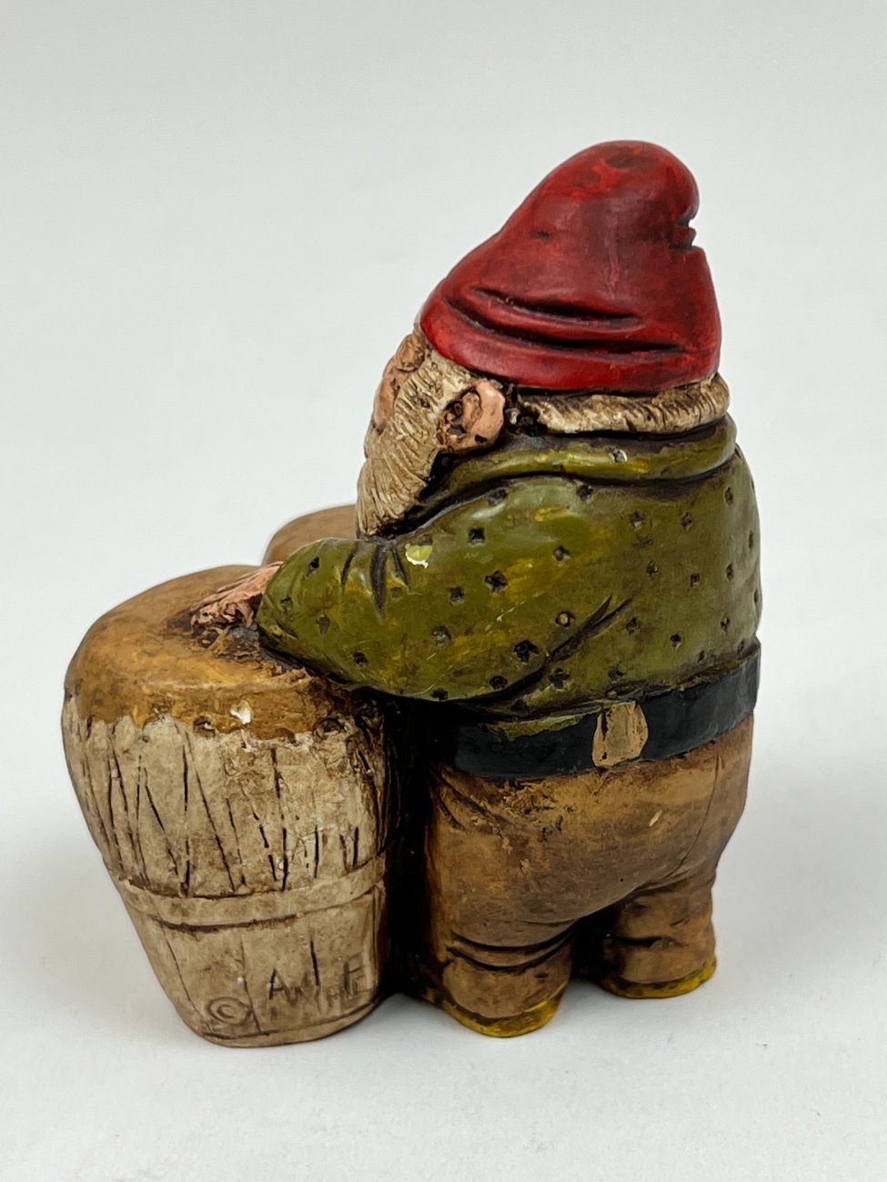 HK1357-kitokios-skulpturos-7 Polirezino statula “Būgnais grojantis gnomas” 5×5,5×7 cm