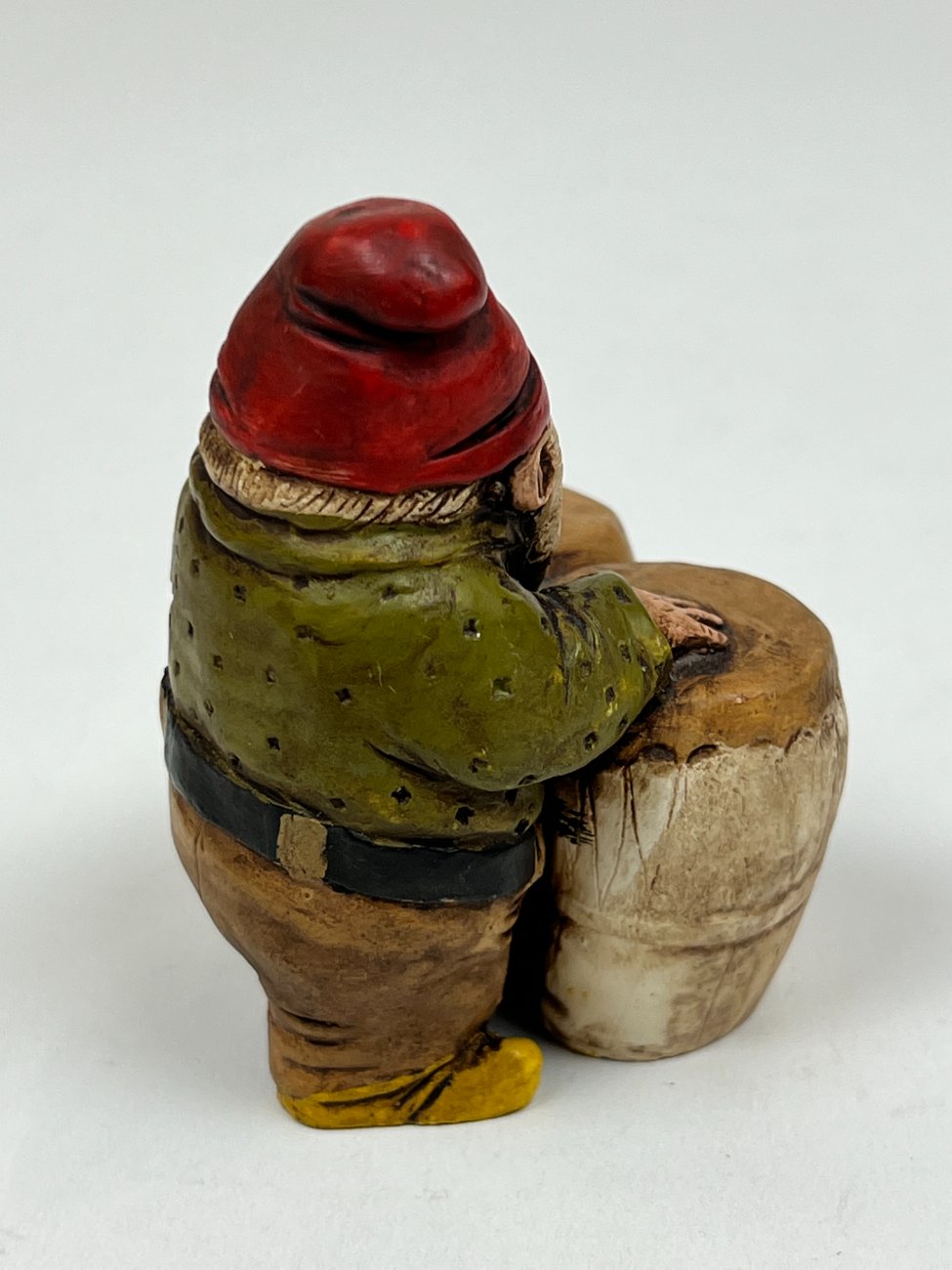 HK1357-kitokios-skulpturos-8 Polirezino statula “Būgnais grojantis gnomas” 5×5,5×7 cm