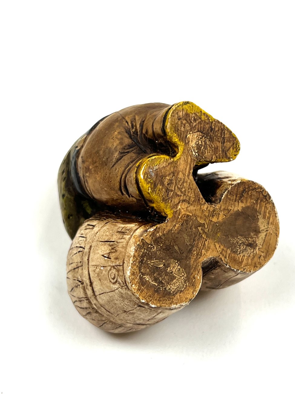 HK1357-kitokios-skulpturos-9 Polirezino statula “Būgnais grojantis gnomas” 5×5,5×7 cm