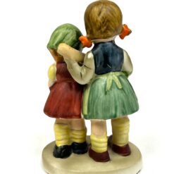 Porcelianinė dviejų dainuojančių mergaičių statula 6,5x8x13 cm