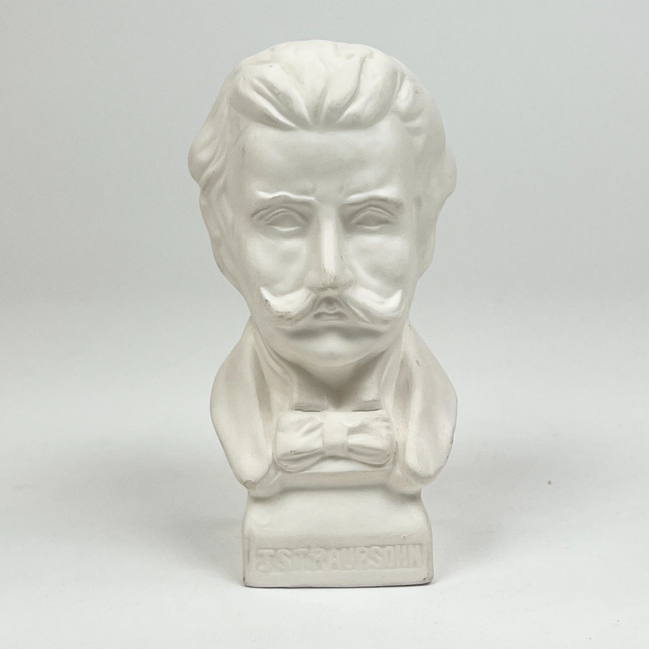 HK1363-porcelianines-skulpturos-0 Porcelianinis Johano Štrauso Jaunesniojo biustas 7x7x14 cm