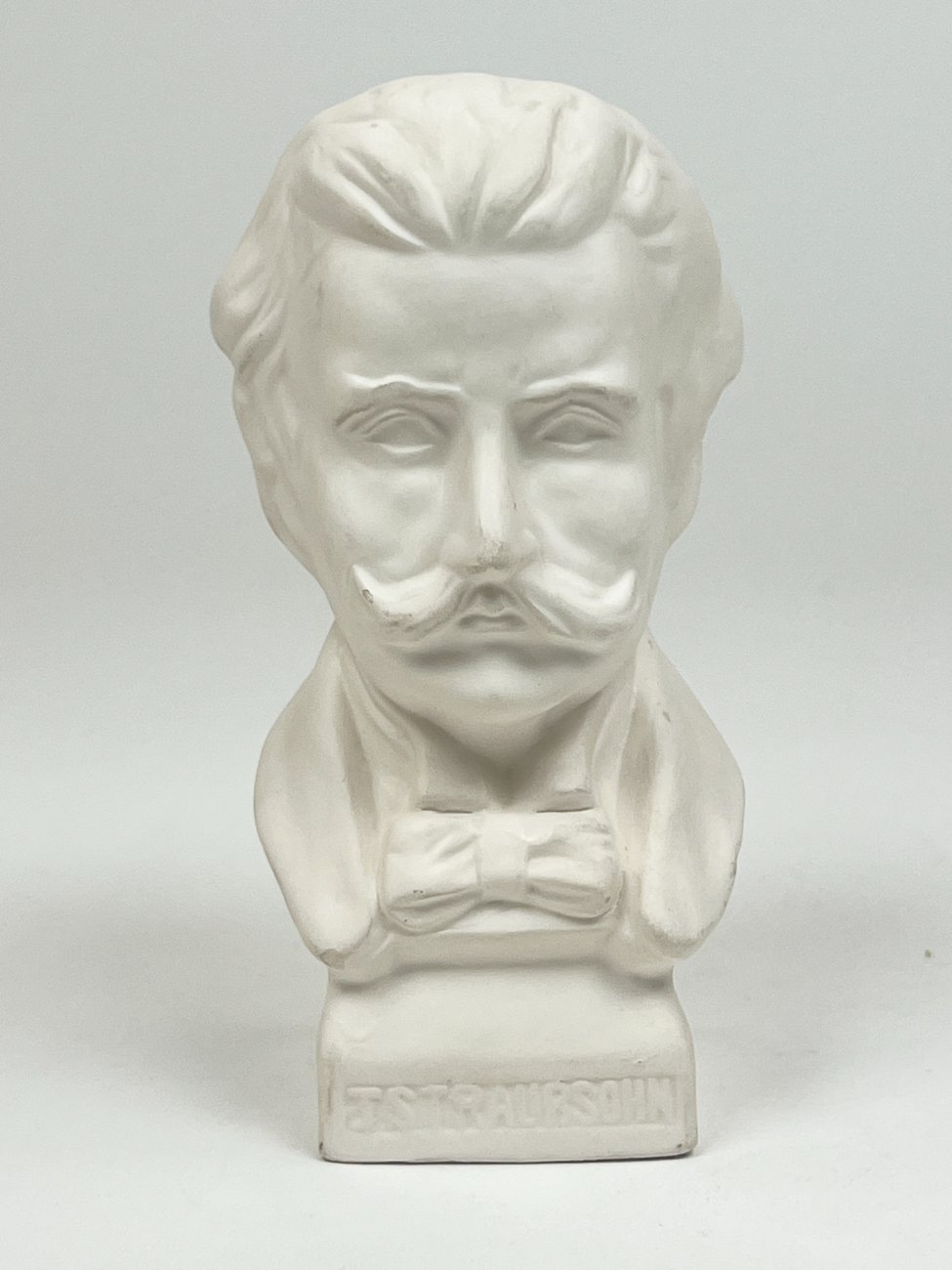 HK1363-porcelianines-skulpturos-1 Porcelianinis Johano Štrauso Jaunesniojo biustas 7x7x14 cm