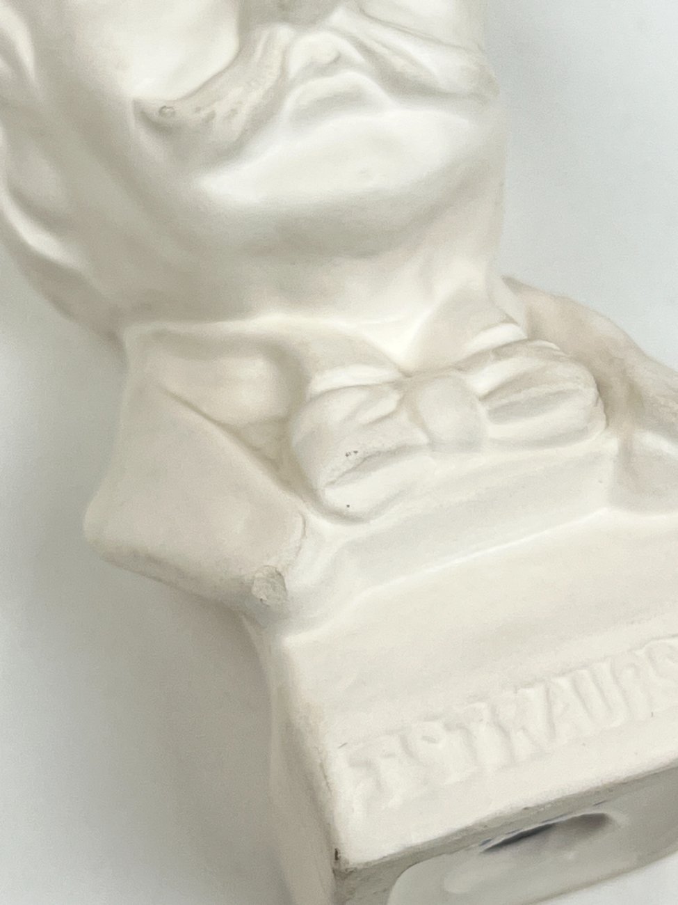 HK1363-porcelianines-skulpturos-10 Porcelianinis Johano Štrauso Jaunesniojo biustas 7x7x14 cm