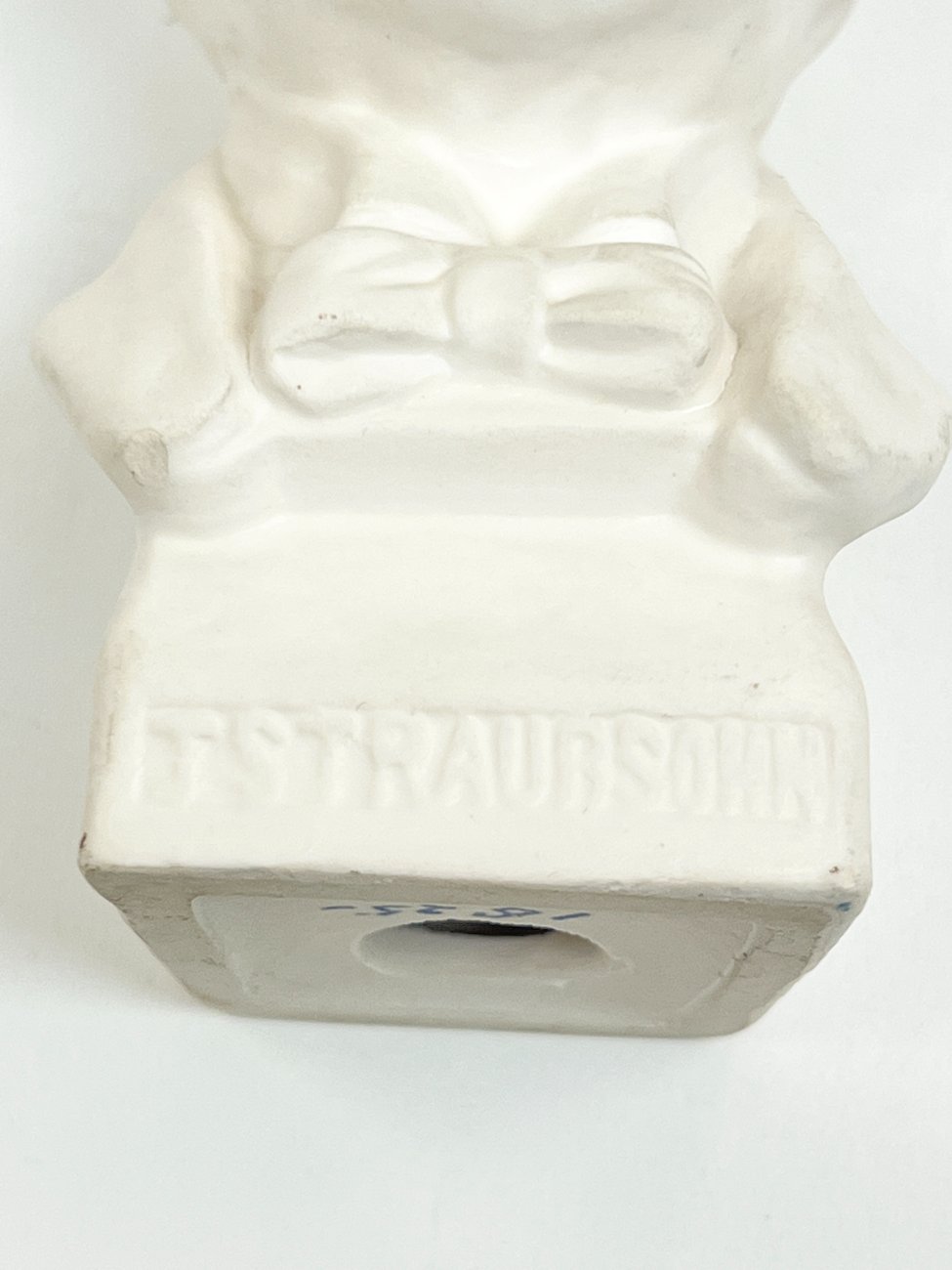 HK1363-porcelianines-skulpturos-8 Porcelianinis Johano Štrauso Jaunesniojo biustas 7x7x14 cm