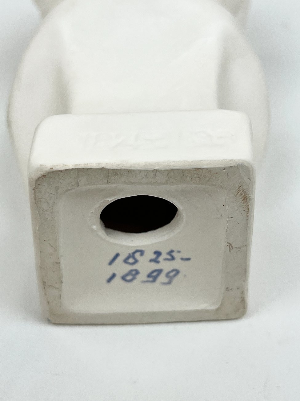 HK1363-porcelianines-skulpturos-9 Porcelianinis Johano Štrauso Jaunesniojo biustas 7x7x14 cm