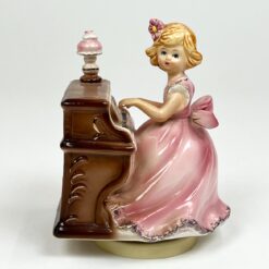 Porcelianinė Josef grojanti ir 360° besisukanti mergaitės statulėlė su prisukamu mechanizmu 11x12x15 cm