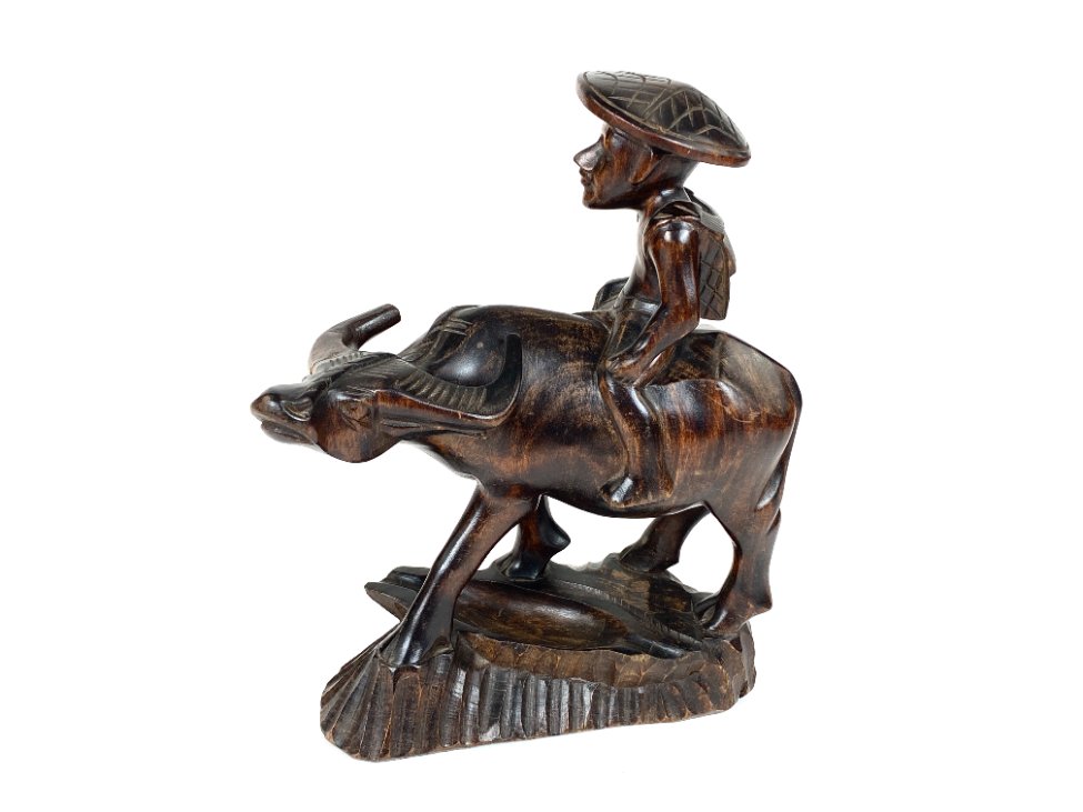 HK1392-kitokios-skulpturos-2 Rytietiška medinė vyro ant buliaus statula 22x12x26,5 cm