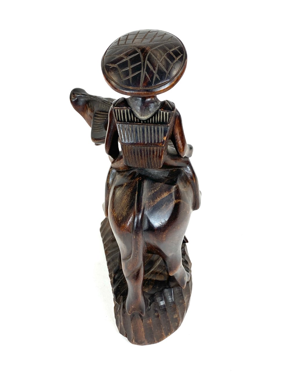 HK1392-kitokios-skulpturos-4 Rytietiška medinė vyro ant buliaus statula 22x12x26,5 cm