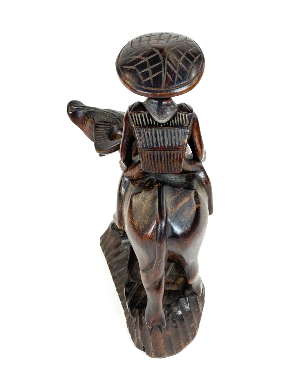 HK1392-kitokios-skulpturos-5 Rytietiška medinė vyro ant buliaus statula 22x12x26,5 cm