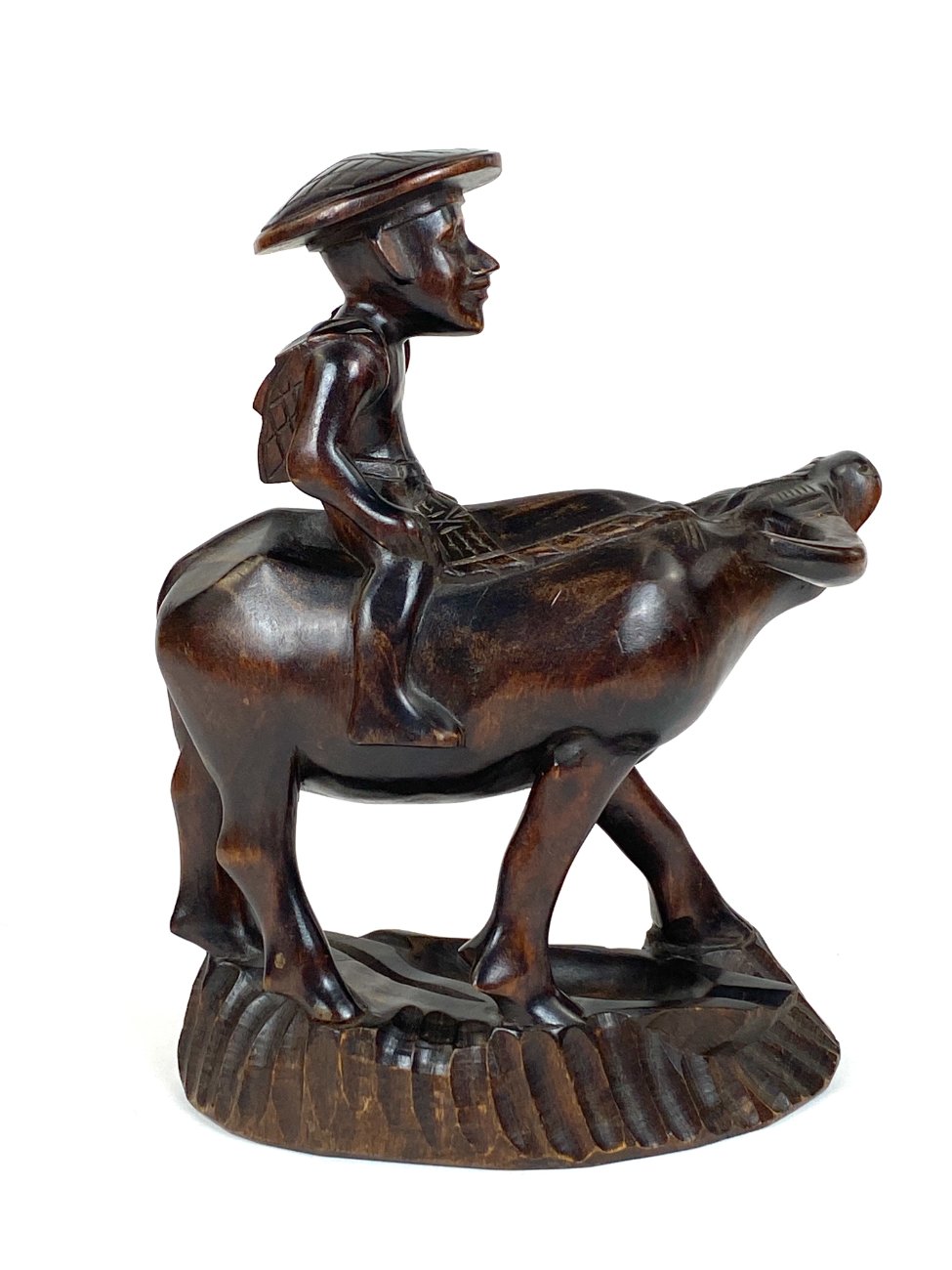 HK1392-kitokios-skulpturos-6 Rytietiška medinė vyro ant buliaus statula 22x12x26,5 cm