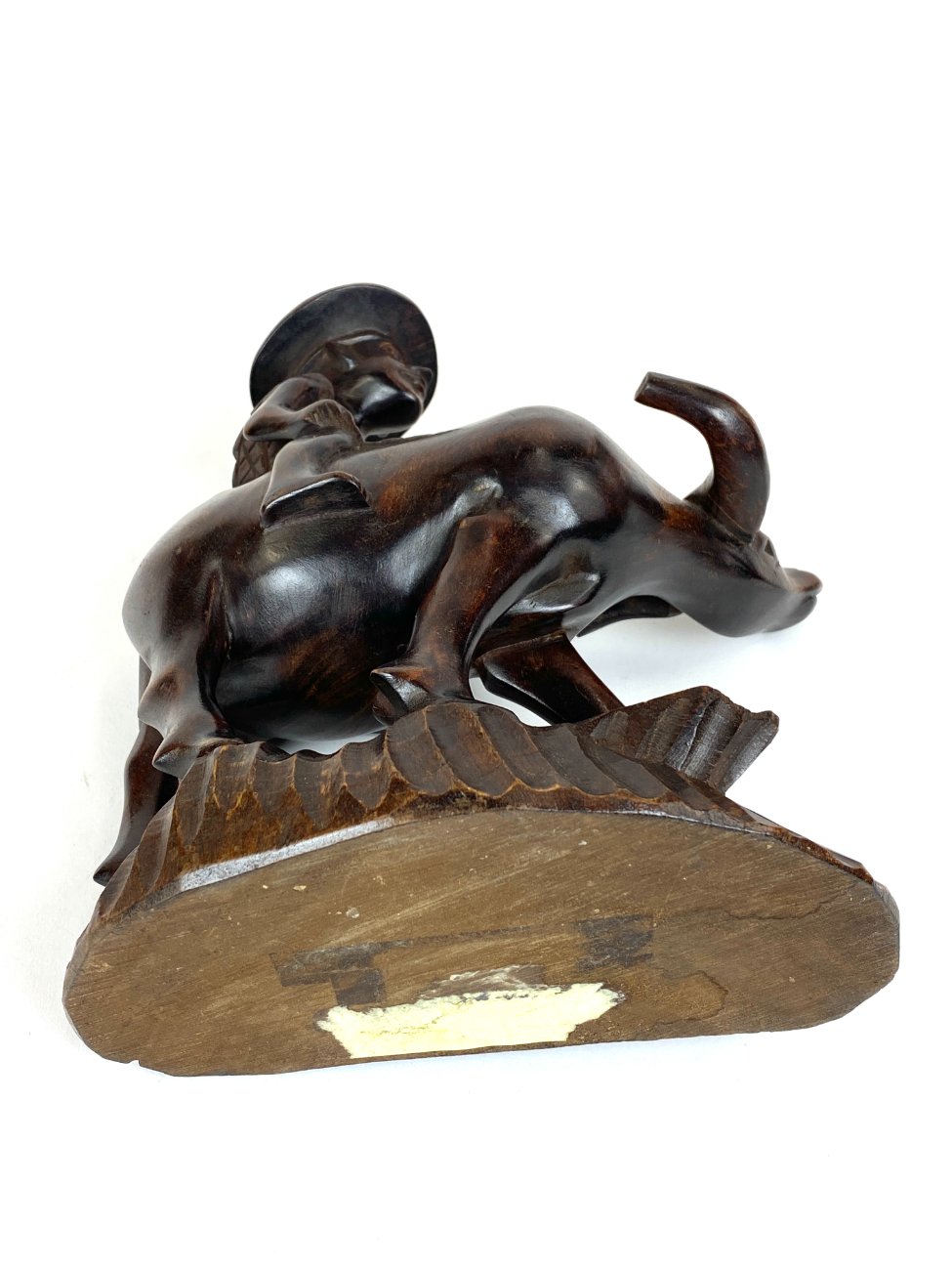 HK1392-kitokios-skulpturos-7 Rytietiška medinė vyro ant buliaus statula 22x12x26,5 cm