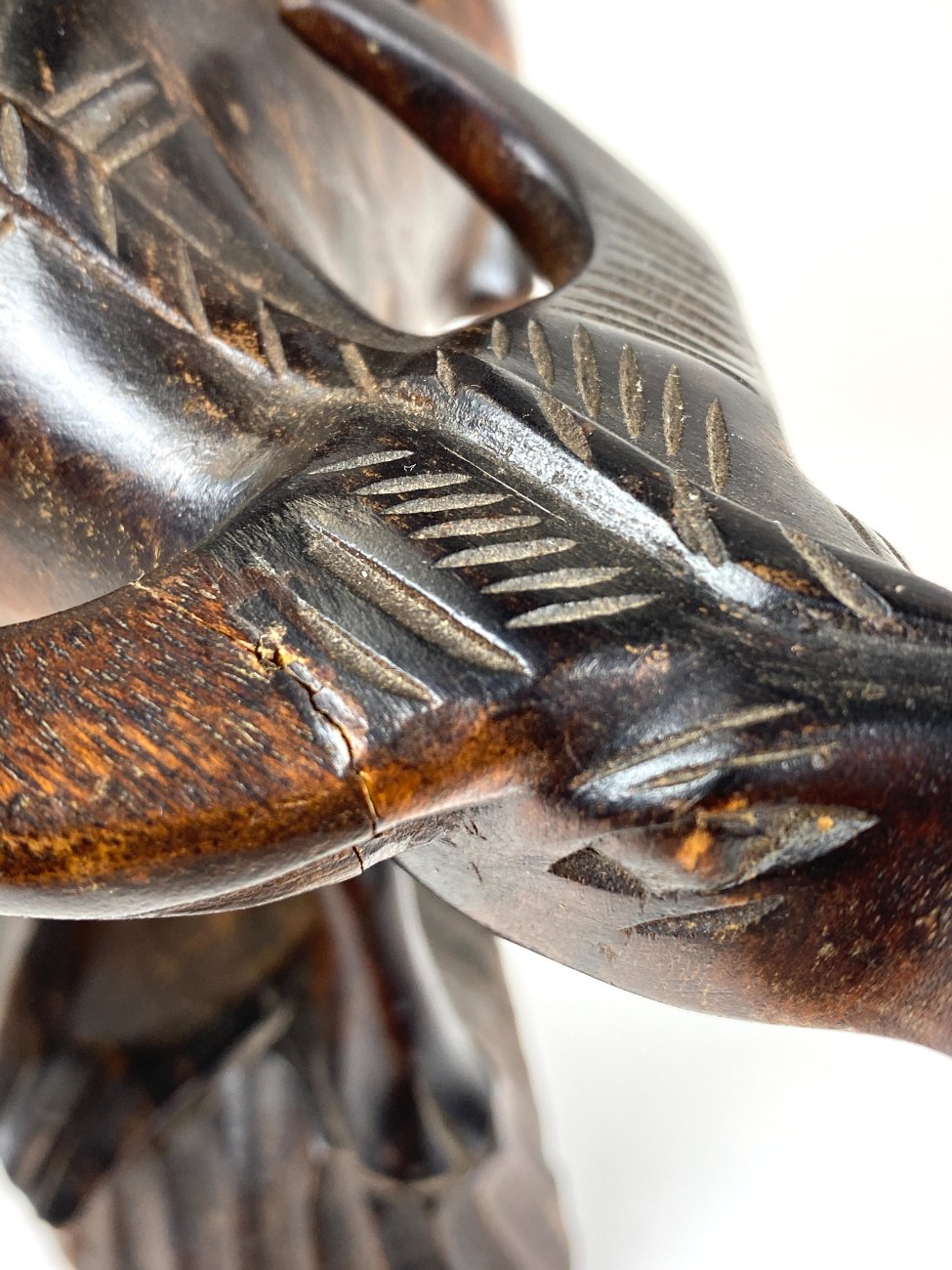 HK1392-kitokios-skulpturos-8 Rytietiška medinė vyro ant buliaus statula 22x12x26,5 cm