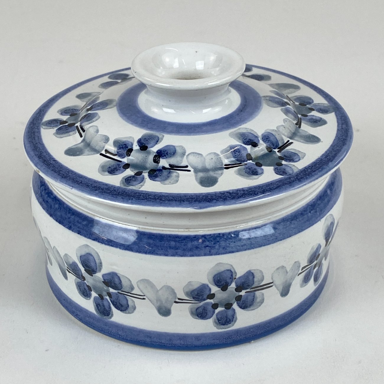 HK1402-kita-keramika-1 Keramikinė dėžutė su gėlių raštais 12x12x8 cm